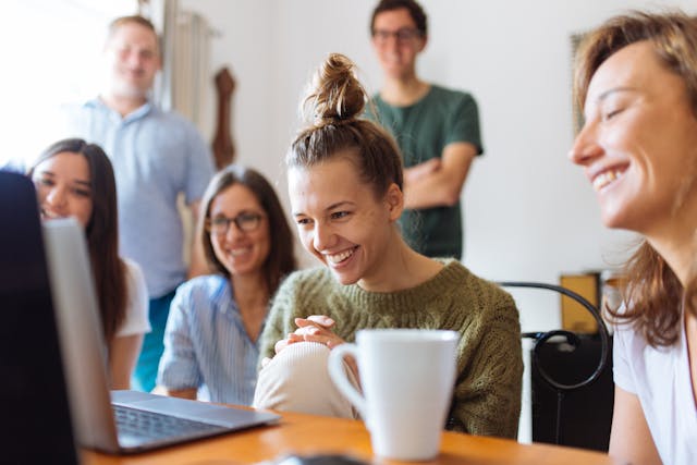 Foto von Fox: https://www.pexels.com/de-de/foto/gruppe-von-leuten-die-grauen-laptop-computer-beobachten-1595387/