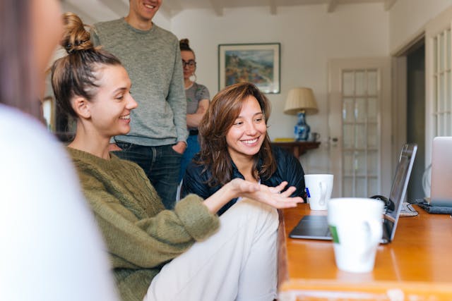 Foto von Fox: https://www.pexels.com/de-de/foto/leute-die-laptop-betrachten-1595388/